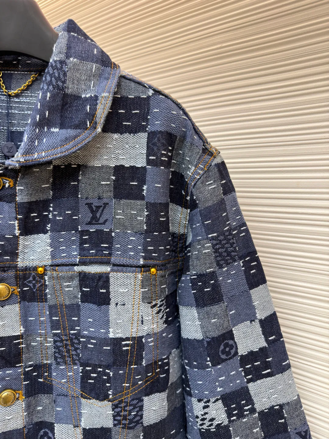 LOUIS VUITTON ●Description: Using denim fabric to create a standard version, the Damier jacquard texture pattern is presented through exquisite splicing technology, showing Nigo's deep understanding of Japanese traditional craftsmanship. The design cleverly combines workwear elements with modern aesthetics. The curved collar line is smooth and elegant, perfectly balanced with the overall silhouette. The details are embellished with shiny domed metal buttons and rivets, adding sophistication to the overall look. Adjustable straps at the back waist ensure comfort. The overall wiring is straight and delicate, the fabric is comfortable and soft, and the color is consistent without color difference. It can be matched with the same style to create a fashionable look and control various occasions. Customized accessories, complete with three standards, same style for men and women!